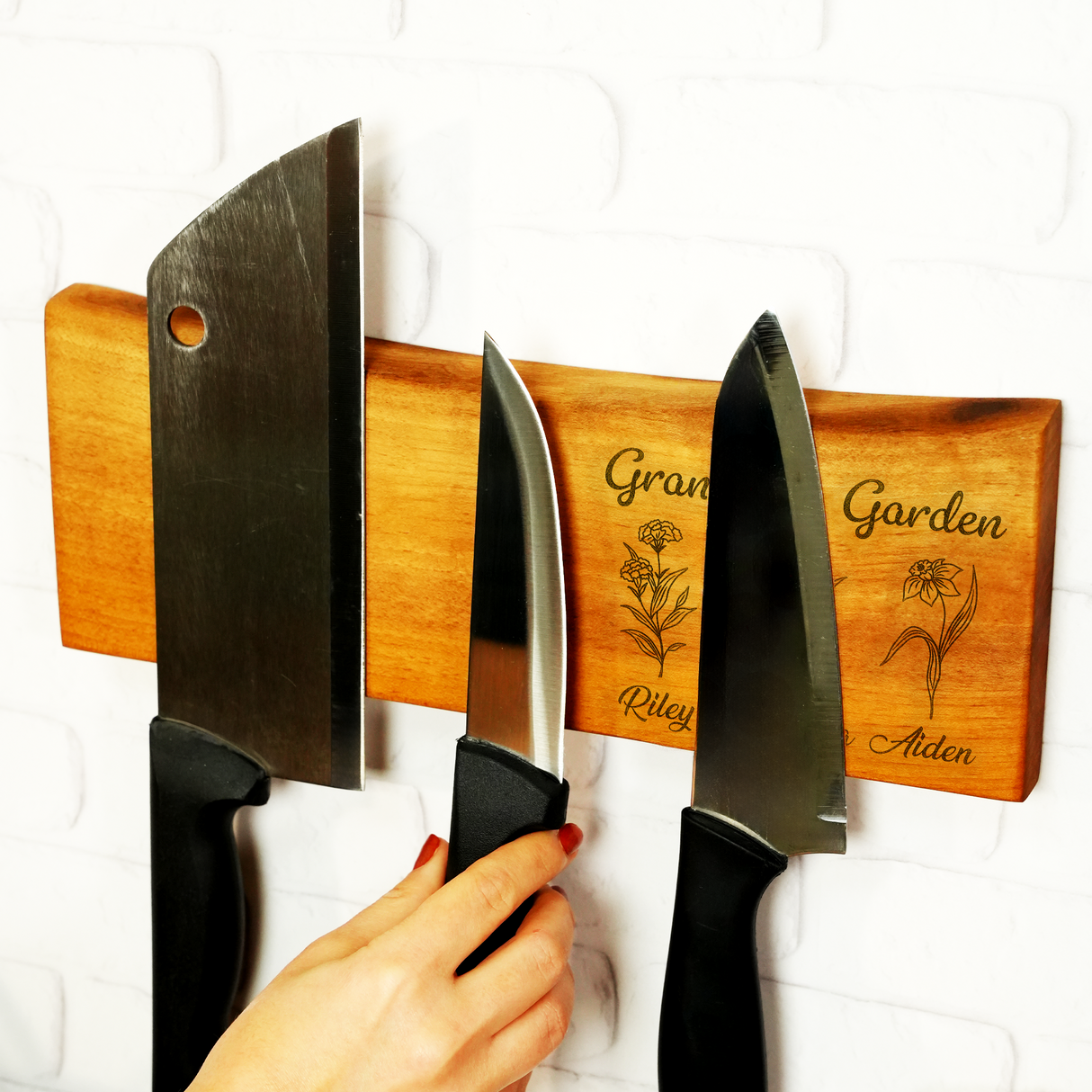 Personalized Live Edge Walnut Knife Display with Magnetic Board: Chef Kitchen Stand, Wall Decor