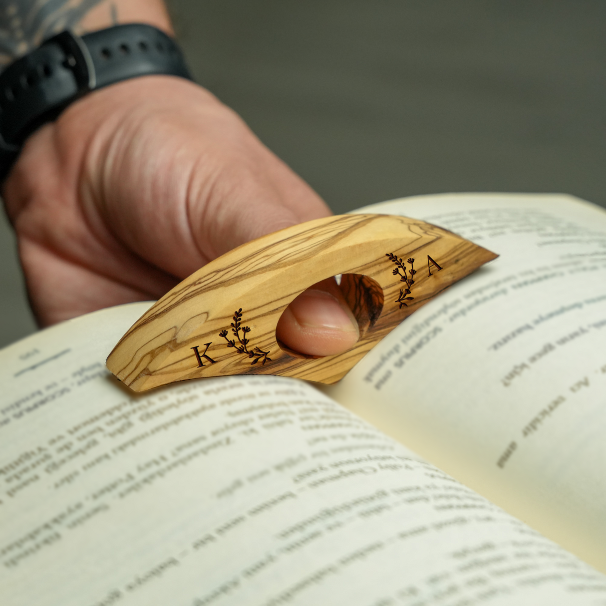 Personalized Wooden Thumb Page Holder: Laser Engraved Reading Tool for Bookworms