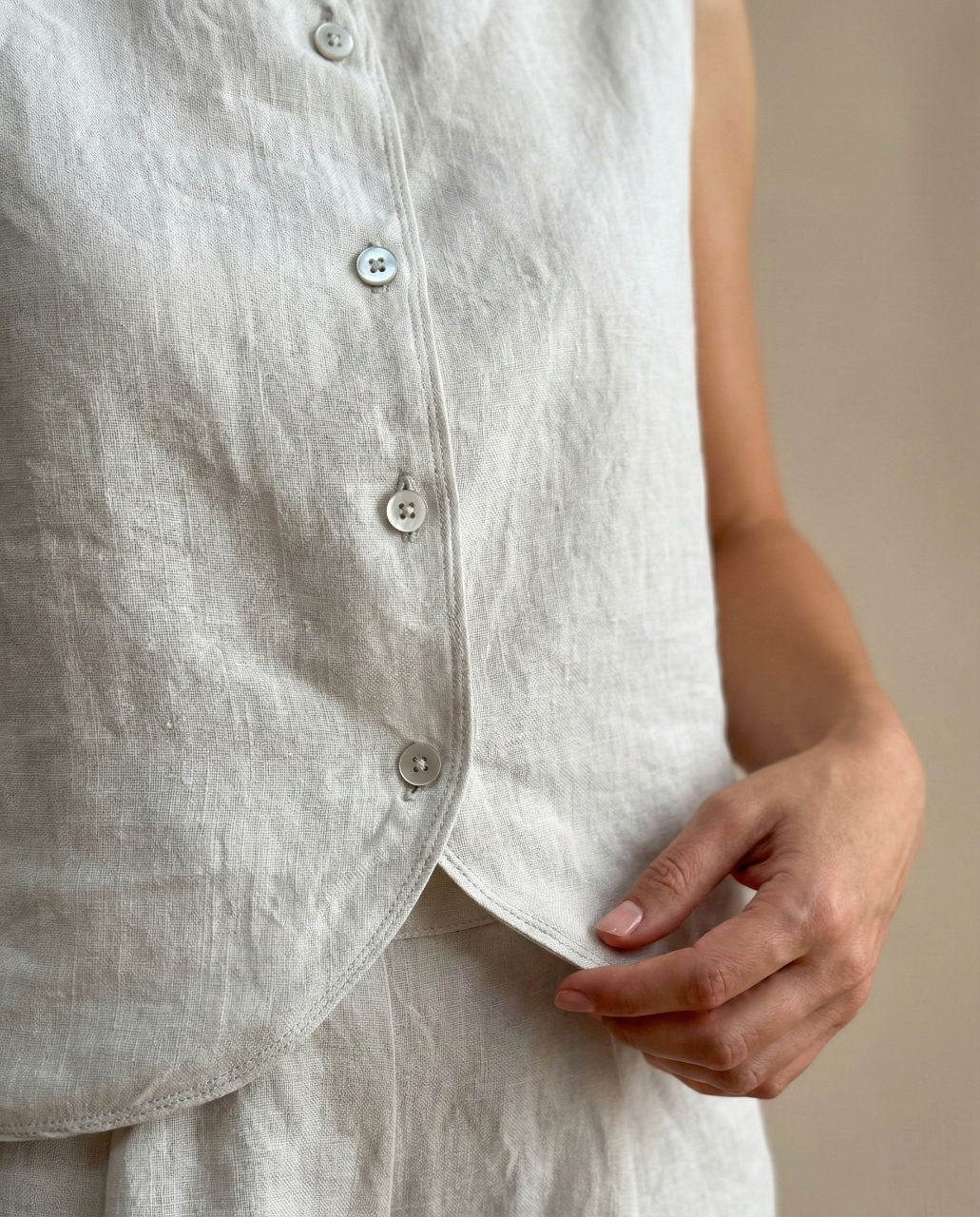 Women’s Sleeveless Linen Vest Top: Button-Front Minimal Style