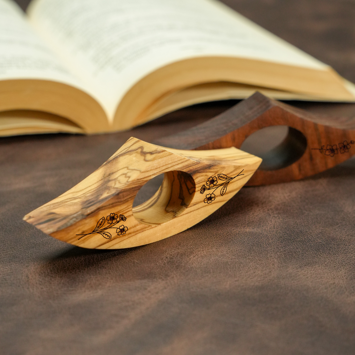 Floral Engraved Wooden Book Page Holder: Personalized Thumb Rest Bookmark