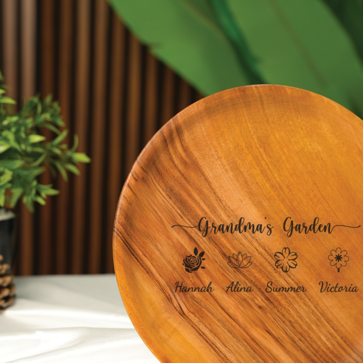 Decorative Wooden Handmade Plate: Personalized Birth Flower Gift with Grandkids’ Names