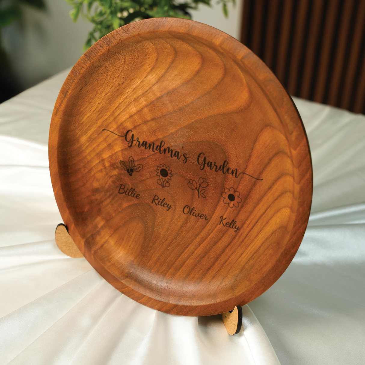 Decorative Wooden Handmade Plate: Personalized Birth Flower Gift with Grandkids’ Names