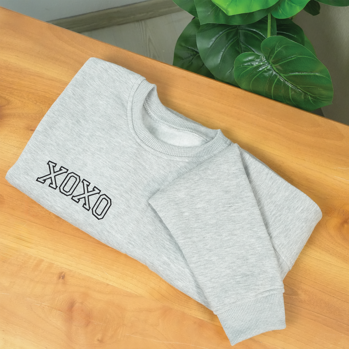 XOXO Valentines Day Sweatshirt: Romantic Crewneck for Women, Girlfriend Anniversary Gift