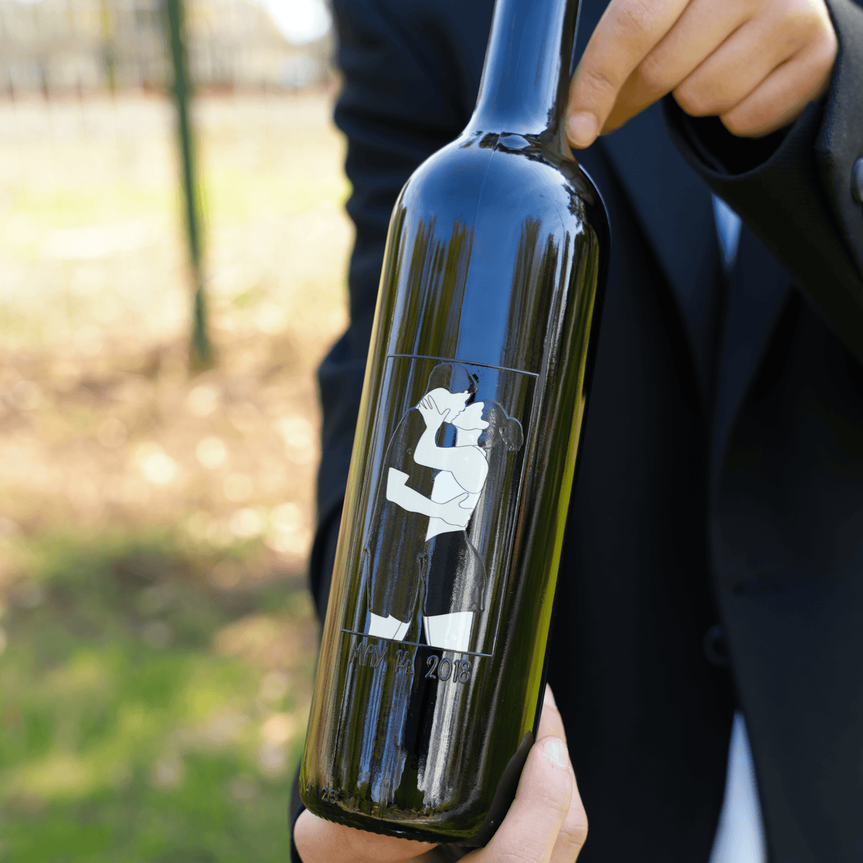 Custom Faceless Portrait Wine Label: Minimalist Illustration for Anniversary or Valentine's Day