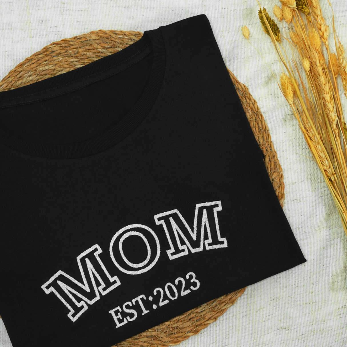 a black T-shirt that says mom on it