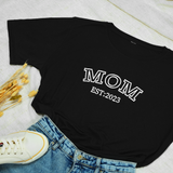 a black T-shirt that says mom on it