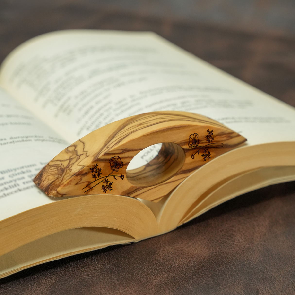 Floral Engraved Wooden Book Page Holder: Personalized Thumb Rest Bookmark